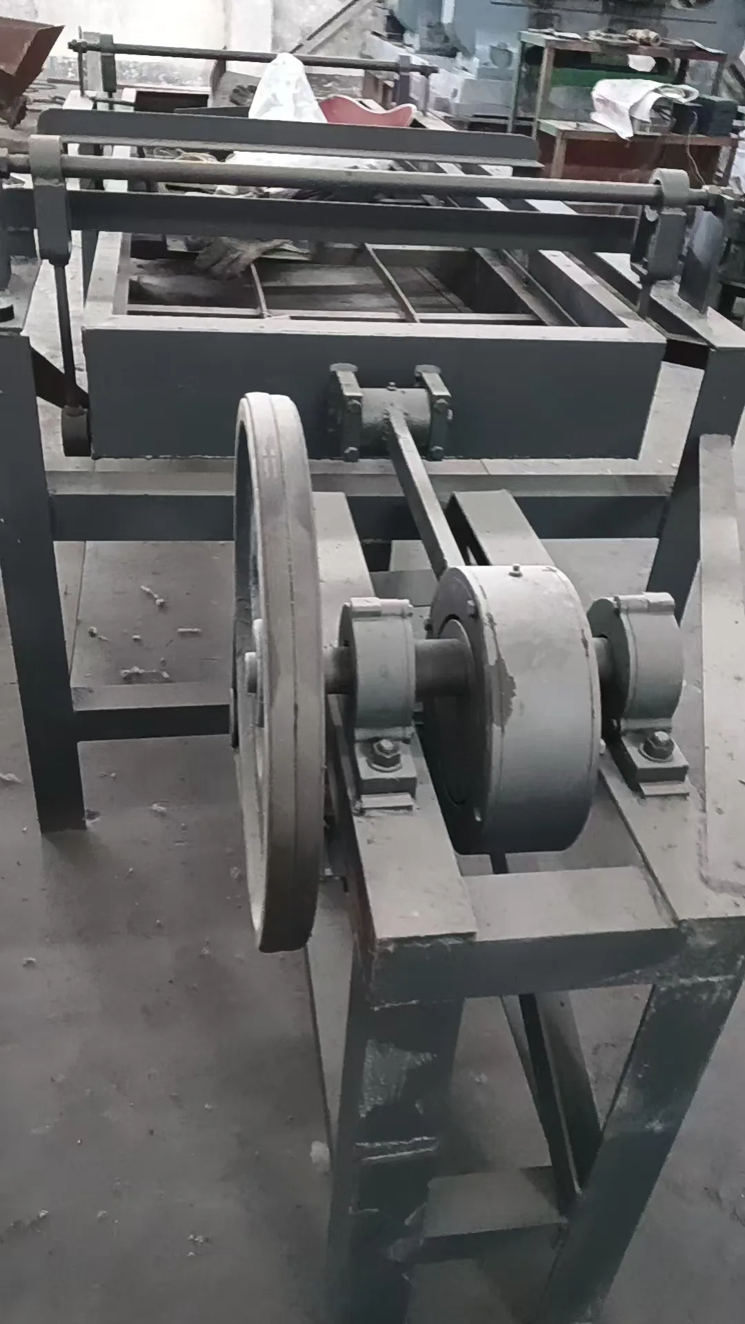 Universal Joint Driven Large-Amplitude Vibrating Screen